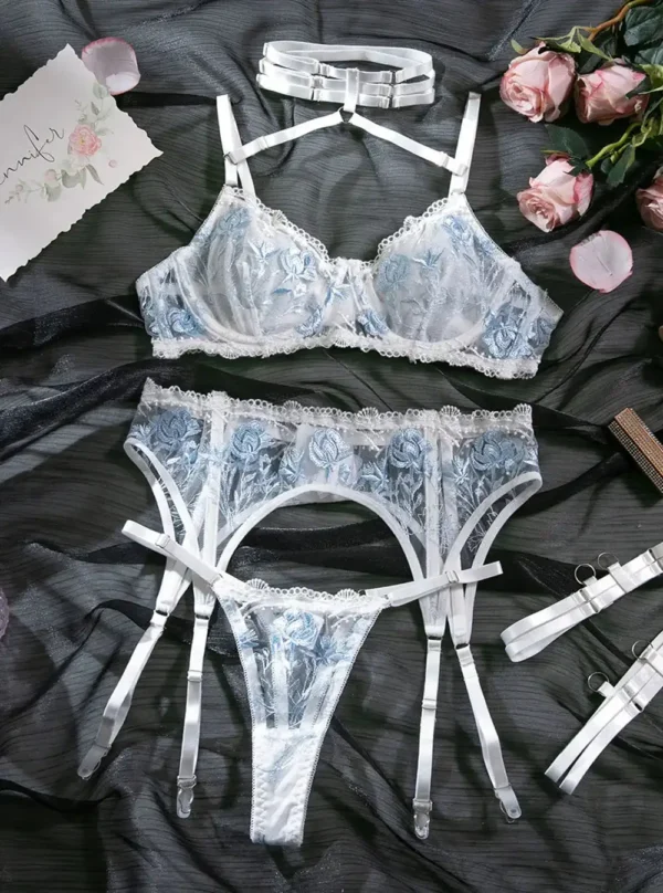 Ensemble lingerie dentelle brodée Fleur de Givre - produit à plat Ensemble lingerie Fleur de Givre – vue à plat du soutien-gorge brodé, string, porte-jarretelles et jarretières.