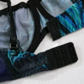 Ensemble lingerie marbré 5 pièces bleu -zoom fermeture soutien gorge Zoom sur la fermeture du soutien-gorge de l’ensemble lingerie marbré bleu.