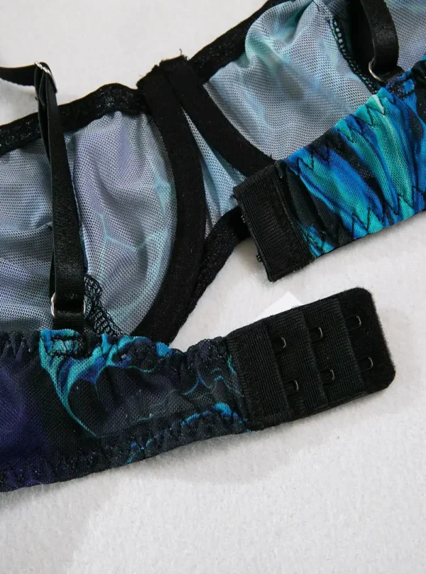 Ensemble lingerie marbré 5 pièces bleu -zoom fermeture soutien gorge Zoom sur la fermeture du soutien-gorge de l’ensemble lingerie marbré bleu.