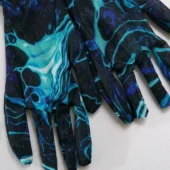 Ensemble lingerie marbré 5 pièces bleu -zoom gants Détail des gants assortis de l’ensemble lingerie marbré bleu.