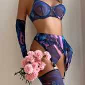 Ensemble lingerie marbré 5 pièces violet -debout contre mur Ensemble lingerie marbré violet porté, modèle debout contre un mur.