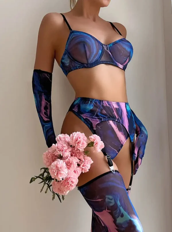 Ensemble lingerie marbré 5 pièces violet -debout contre mur Ensemble lingerie marbré violet porté, modèle debout contre un mur.