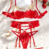 Ensemble lingerie sexy rouge avec dentelle et chaînes dorées - produit à plat Ensemble lingerie sexy rouge avec dentelle et chaînes dorées présenté à plat, avec soutien-gorge, string, porte-jarretelles, ras-de-cou et jarretières.