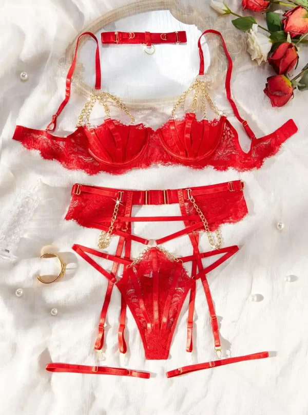 Ensemble lingerie sexy rouge avec dentelle et chaînes dorées - produit à plat Ensemble lingerie sexy rouge avec dentelle et chaînes dorées présenté à plat, avec soutien-gorge, string, porte-jarretelles, ras-de-cou et jarretières.