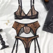Ensemble lingerie léopard trois pièces à plat, vue arrière — Shivaleecious