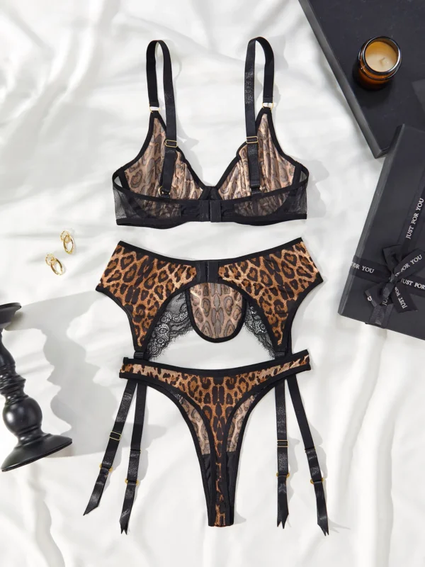Ensemble lingerie léopard trois pièces à plat, vue arrière — Shivaleecious