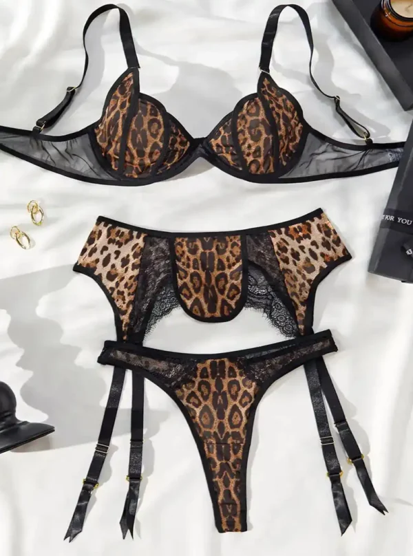 Ensemble lingerie léopard trois pièces à plat, vue avant — Shivaleecious
