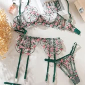 Jardin d’Aurore – Lingerie florale vert et rose - produits à plat Ensemble lingerie florale vert et rose Jardin d’Aurore présenté à plat : soutien-gorge, string et porte-jarretelles assortis