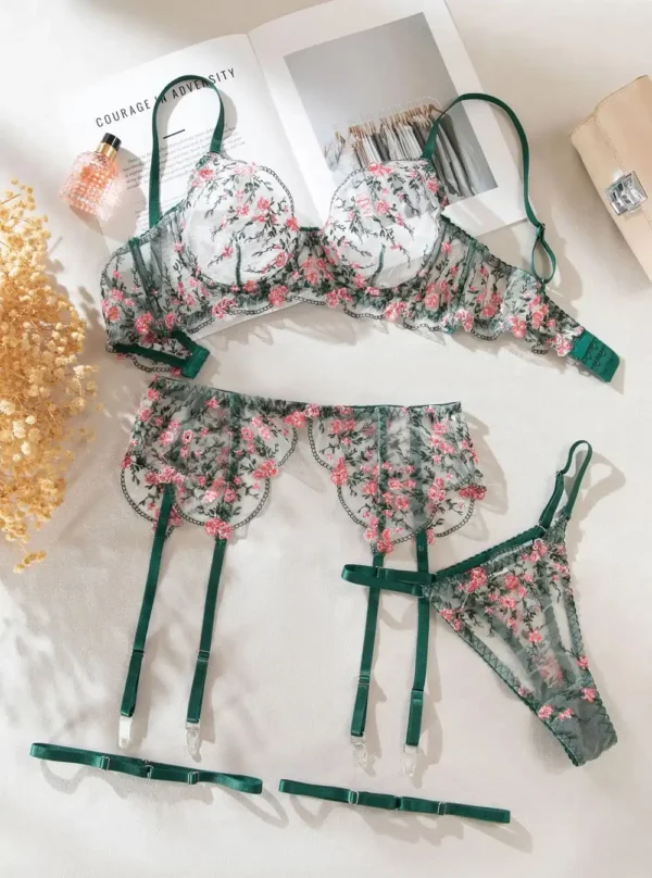 Jardin d’Aurore – Lingerie florale vert et rose - produits à plat Ensemble lingerie florale vert et rose Jardin d’Aurore présenté à plat : soutien-gorge, string et porte-jarretelles assortis