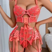 Lingerie en broderie corail avec porte-jarretelles et jarretières - face Lingerie en broderie corail vue de face - soutien-gorge, porte-jarretelles et jarretières.