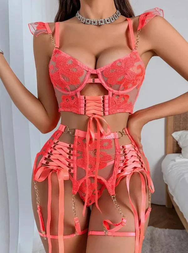 Lingerie en broderie corail avec porte-jarretelles et jarretières - face Lingerie en broderie corail vue de face - soutien-gorge, porte-jarretelles et jarretières.