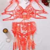Lingerie en broderie corail avec porte-jarretelles et jarretières - produit à plat Lingerie en broderie corail à plat - soutien-gorge, porte-jarretelles et jarretières.