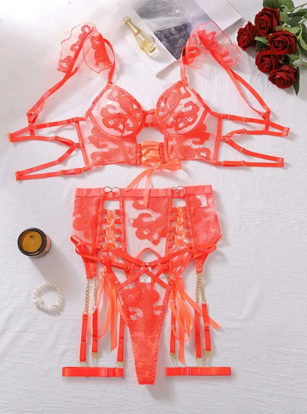 Lingerie en broderie corail avec porte-jarretelles et jarretières - produit à plat Lingerie en broderie corail à plat - soutien-gorge, porte-jarretelles et jarretières.