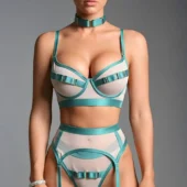 Passion Envoûtante – Lingerie Sexy Rouge ou Bleue 5 pièces - bleu face Modèle arborant la lingerie bleue Passion Envoûtante, ensemble 5 pièces couleur bleu océan.