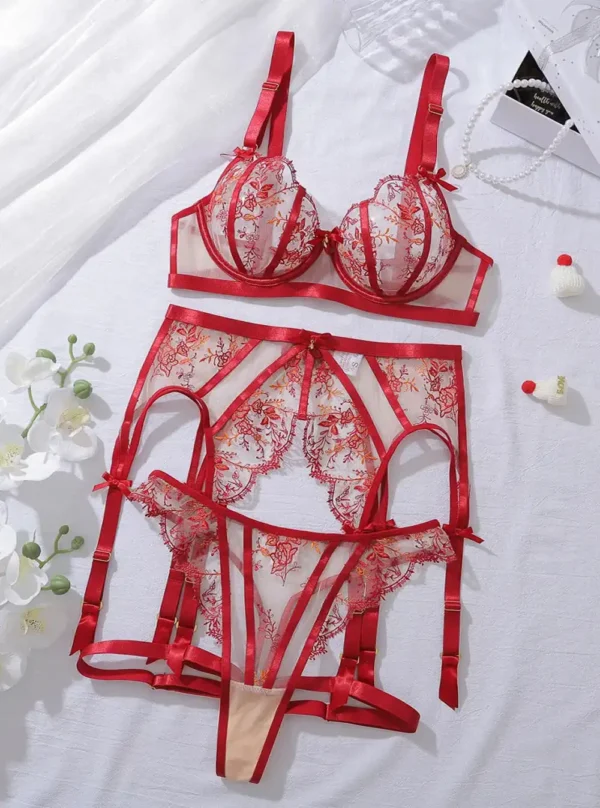 Rêve Carmin – Lingerie brodée rouge transparente 3 pièces - produit à plat Lingerie brodée rouge transparente 3 pièces présentée à plat avec soutien-gorge, string et porte-jarretelles.