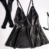 Robe en cuir noire coupe large Dorélia (avec bas résilles) Robe en cuir noire coupe large Dorélia (avec bas résilles)
