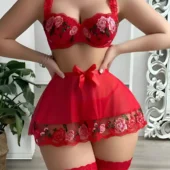 Vue avant de l’ensemble lingerie rouge Rosalia Passion avec dentelle florale et nœud satiné