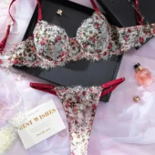Ensemble lingerie florale Séduction Florale en dentelle brodée, présenté à plat avec le soutien-gorge et le string assorti.