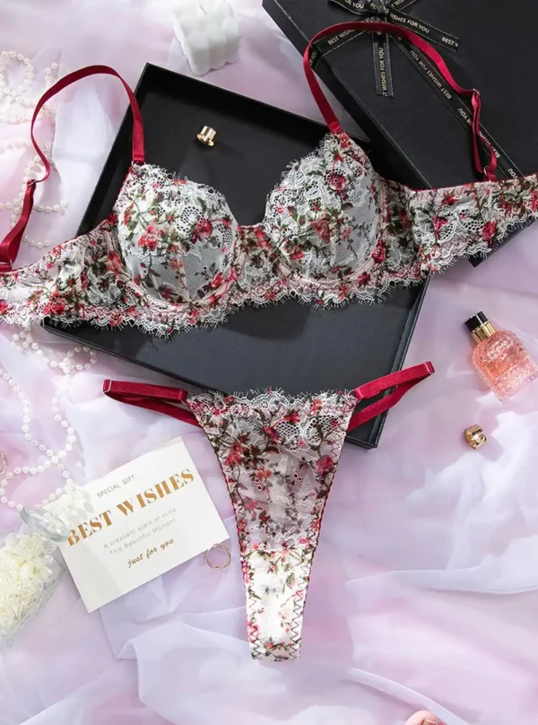 Ensemble lingerie florale Séduction Florale en dentelle brodée, présenté à plat avec le soutien-gorge et le string assorti.