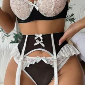 Soutien-gorge et string noir et blanc avec porte-jarretelles lingerie dentelle blanche - face Ensemble lingerie noir et blanc vu de face, avec soutien-gorge en dentelle blanche, porte-jarretelles noir et string assorti.