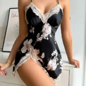 Nuisette sexy satin noire florale, vue face.