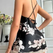 Nuisette sexy satin noire vue de dos avec laçage.