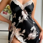Nuisette sexy satin noire, vue rapprochée face.