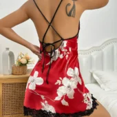 Nuisette sexy satin rouge vue de dos avec bretelles croisées.