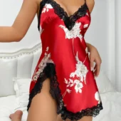 Nuisette sexy satin rouge portée de face.