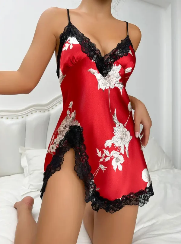 Nuisette sexy satin rouge portée de face.
