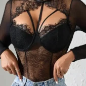 Body noir manches longues porté avec un jean