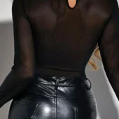 Dos du body noir manches longues porté avec un pantalon en cuir noir