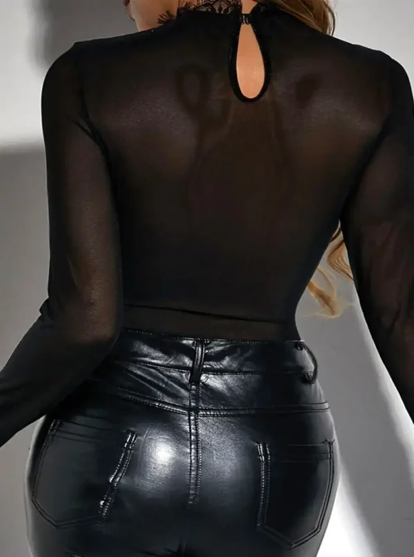 Dos du body noir manches longues porté avec un pantalon en cuir noir