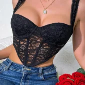 Bustier dentelle noire structuré à armatures -assise Bustier dentelle noire structuré porté avec un jean, vue assise