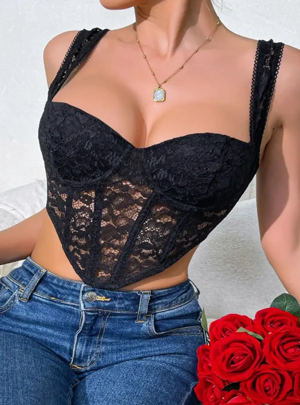 Bustier dentelle noire structuré à armatures -assise Bustier dentelle noire structuré porté avec un jean, vue assise