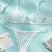 Ensemble lingerie blanche transparente graphique - produit à plat Ensemble lingerie blanche transparente présenté à plat