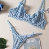 Ensemble lingerie bleu ciel à plat