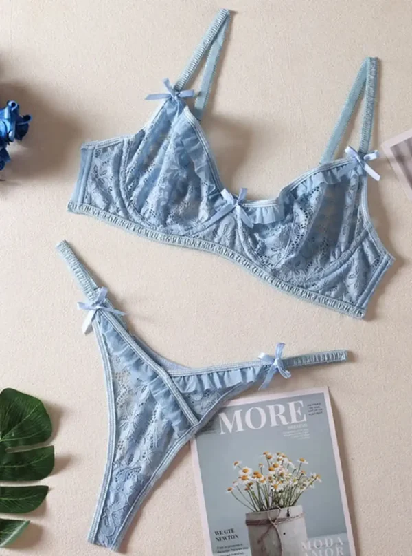 Ensemble lingerie bleu ciel à plat