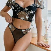 Ensemble lingerie broderie manches courtes noir vue de face