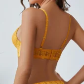 Dos de l’ensemble lingerie dentelle jaune, finitions délicates