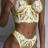 Ensemble lingerie jaune dentelle florale vue de face
