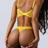 Dos de l’ensemble lingerie jaune dentelle avec soutien-gorge structuré