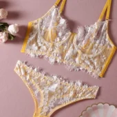 Ensemble lingerie jaune dentelle présenté à plat