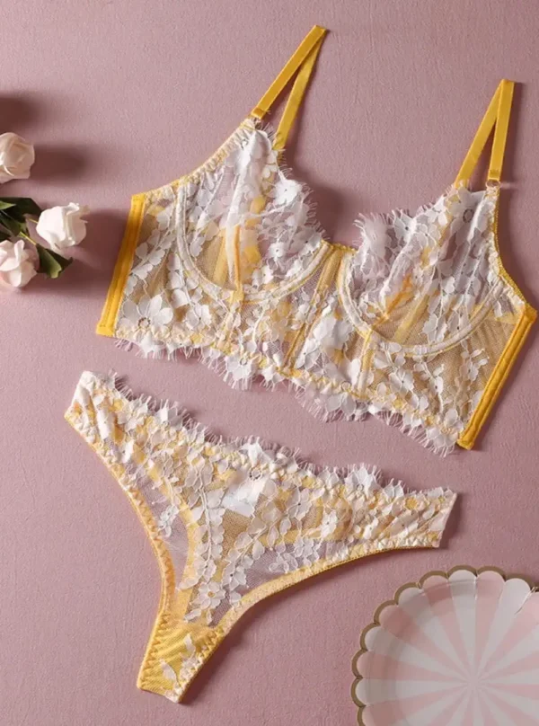 Ensemble lingerie jaune dentelle présenté à plat