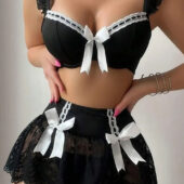 Ensemble lingerie sexy jupe dentelle et nœuds noir Ensemble lingerie sexy noir avec jupe en dentelle.