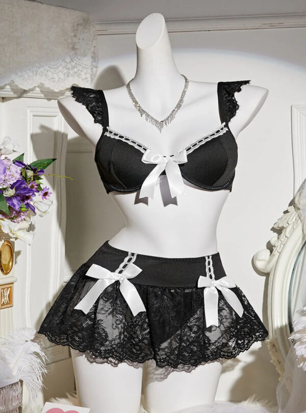 Ensemble lingerie sexy jupe dentelle et nœuds noir - mannequin avant Ensemble lingerie sexy noir sur mannequin, vue avant.