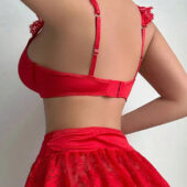 Ensemble lingerie sexy jupe dentelle et nœuds rouge - porté de dos Ensemble lingerie sexy jupe dentelle et nœuds