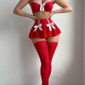 Ensemble lingerie sexy jupe dentelle et nœuds rouge - porté de face vue complète du corps Ensemble lingerie sexy rouge porté, vue complète.