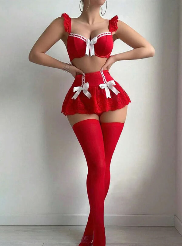 Ensemble lingerie sexy jupe dentelle et nœuds rouge - porté de face vue complète du corps Ensemble lingerie sexy rouge porté, vue complète.