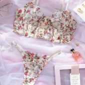 Lingerie florale bustier blanche présentée à plat